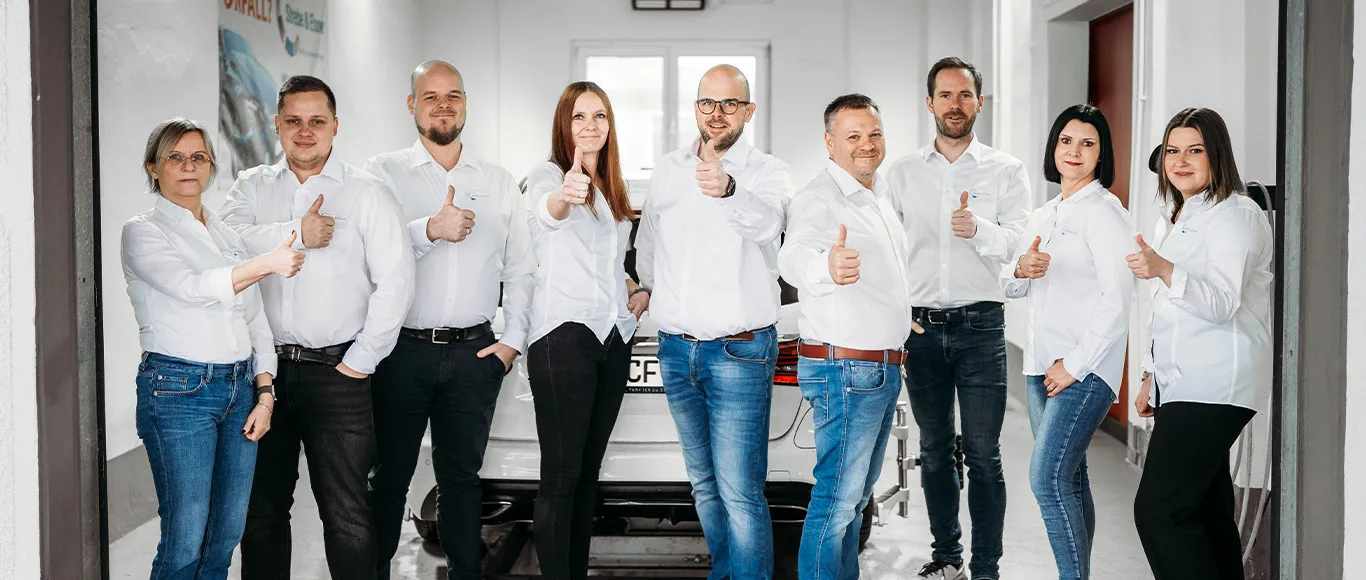 Team der Kfz Gutachter in Hameln bei der Begutachtung von Fahrzeugschäden